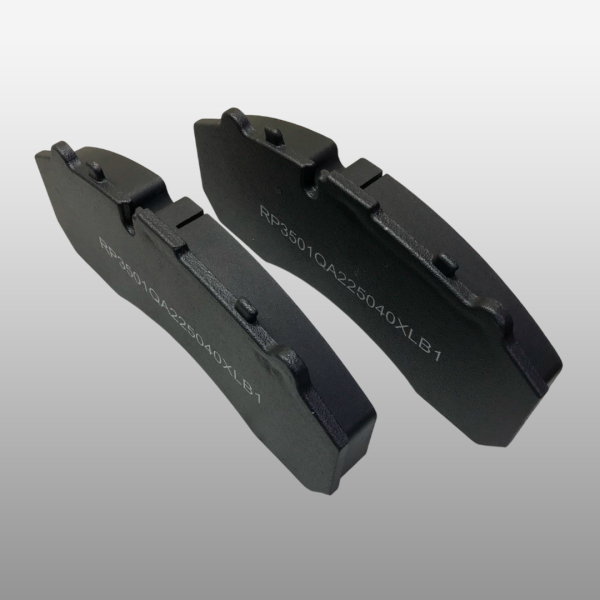 RP3501QA225040XLB1 - Комплект колодок 2 шт. задние (колодки HLP3502B1-1300 с прижимной пластиной и датчиком) на Foton Auman 4189